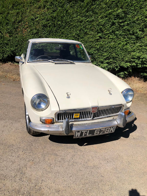 MGB GT - front