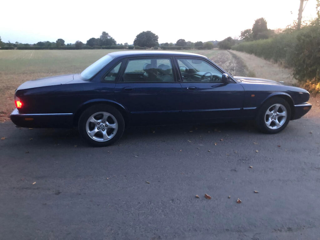 Jaguar XJ8 - 3.2 Petrol - side